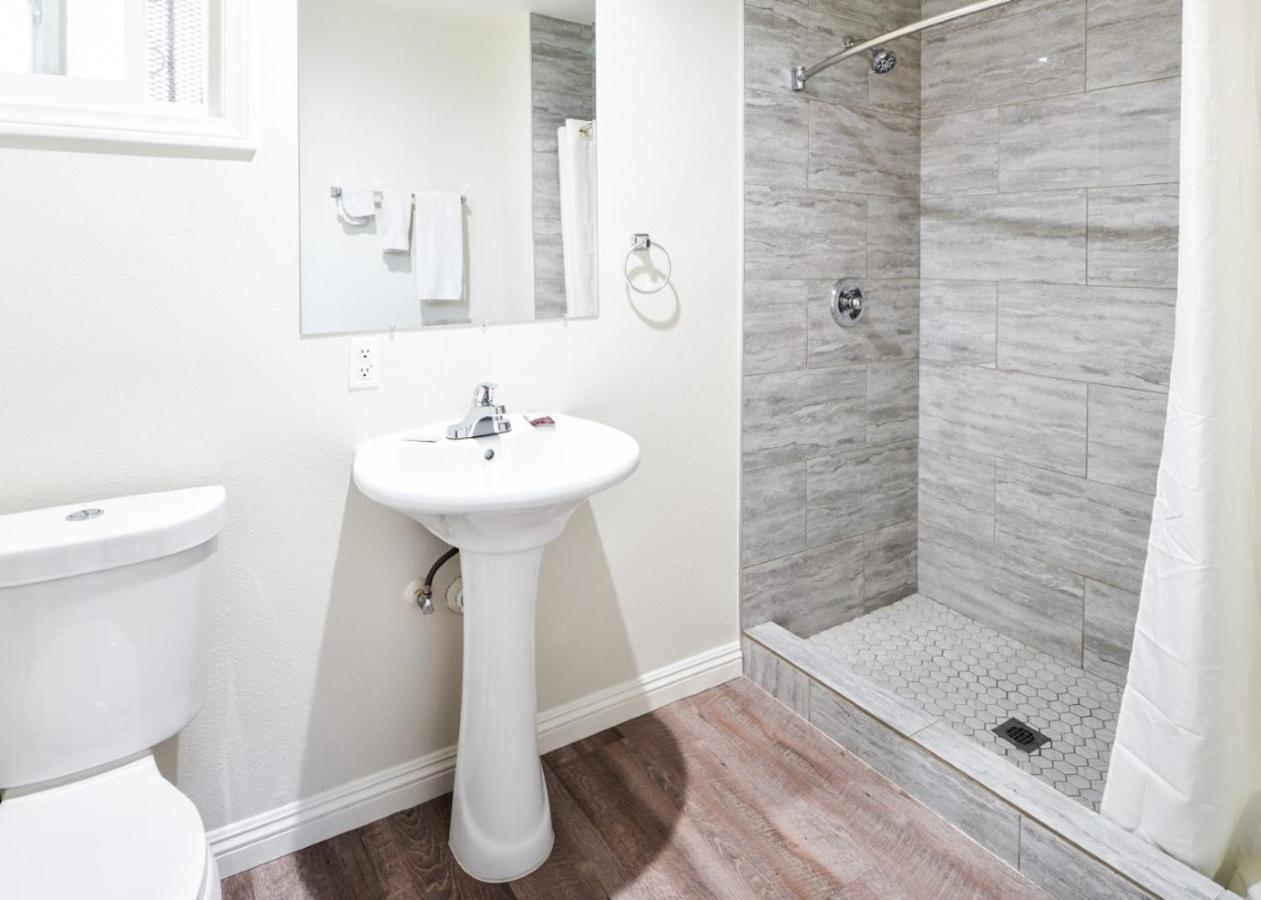 Holly Park Motel Near Lax Lennox Екстер'єр фото